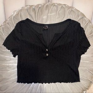 BLACK LETTUCE TRIMMED CROP TOP
